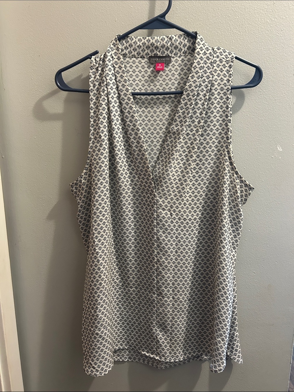 Vince Camuto Black and White Printed V-Neck Sleeveless Top